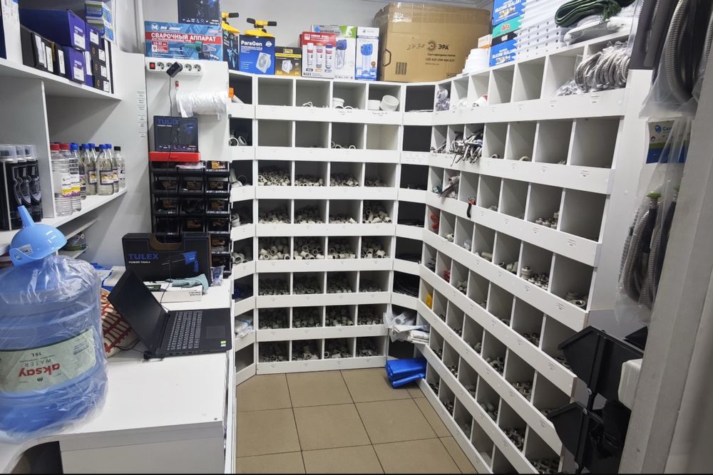 Торговое оборудование. Стеллажи. Витрины. Ресепшен. Кассовый стол.