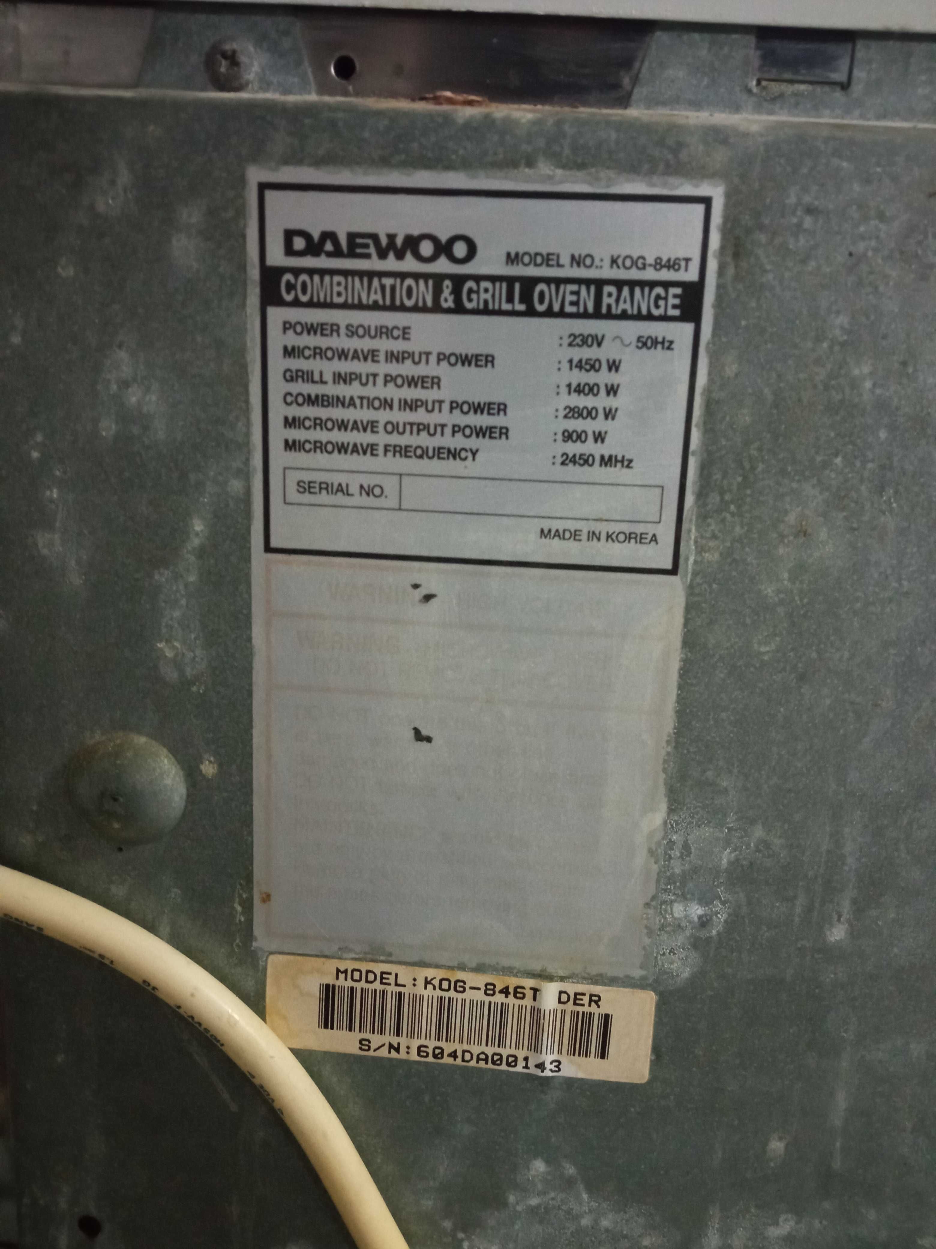Cuptor cu microunde si functie grill, marca Daewoo.