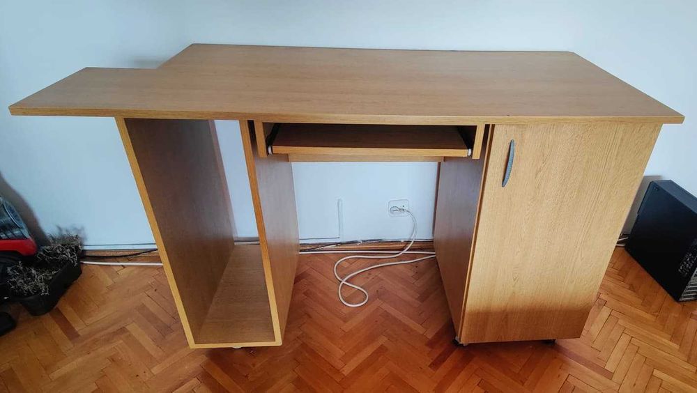 Vând urgent birou cu rafturi si roti