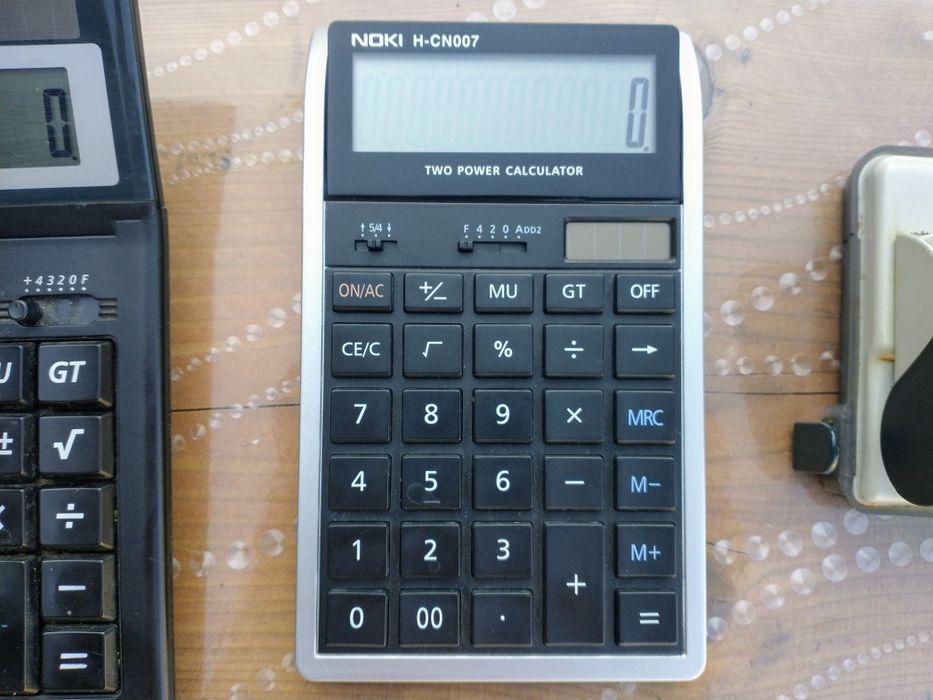 Set birotică: 2 calculatoare, 2 perforatoare, 1 capsator
