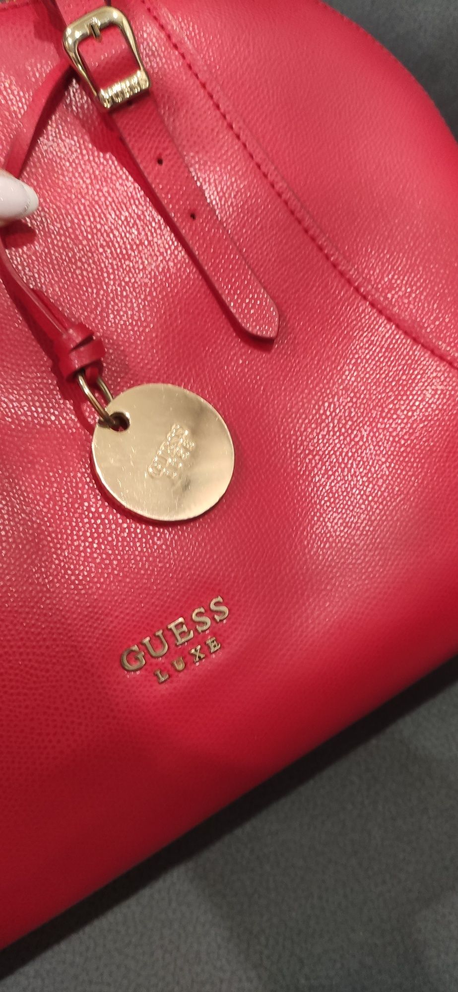 Дамска чанта на Guess