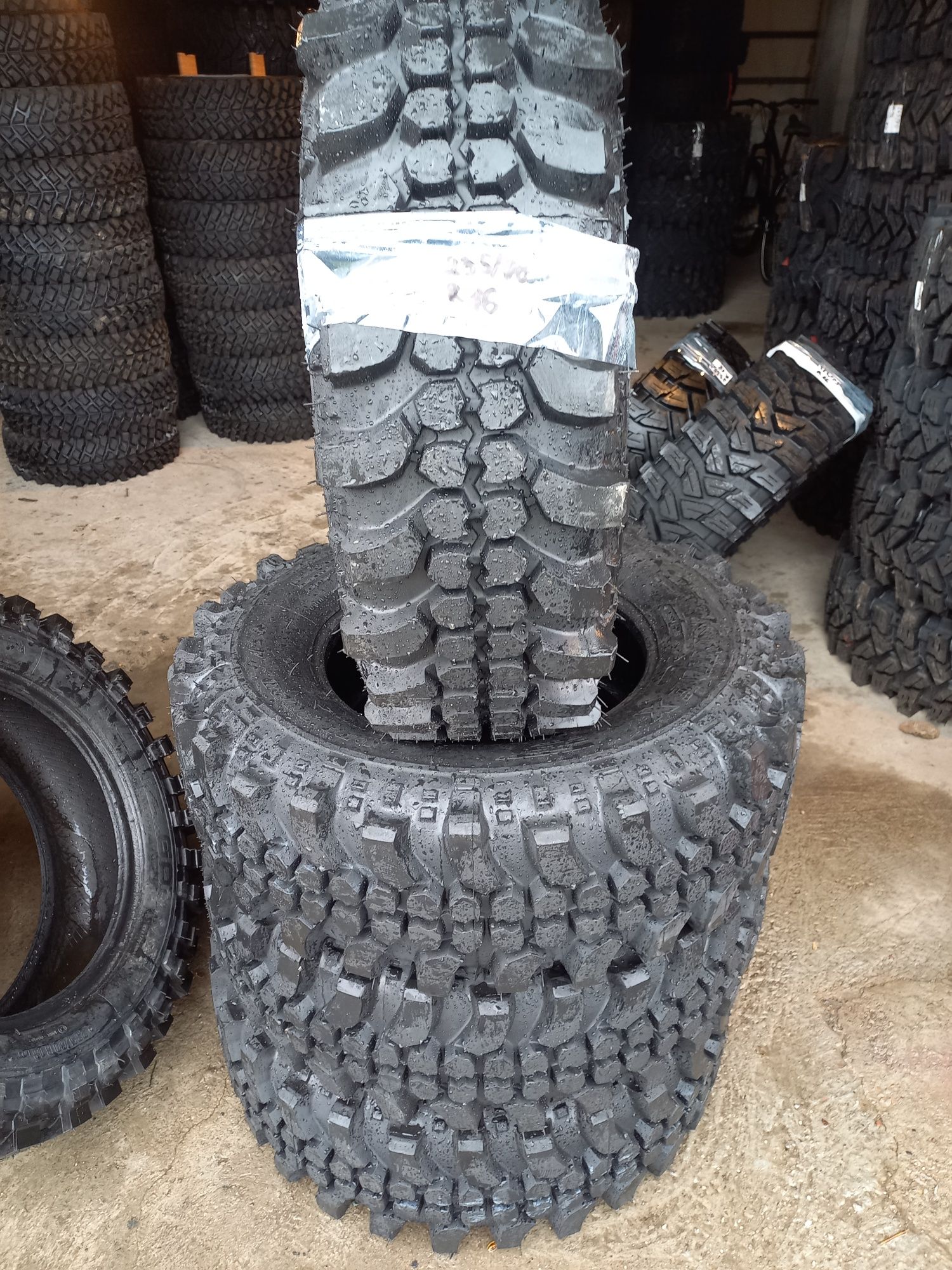 Anvelope off road 235/70R 16.