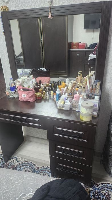 Туалетный столик с зеркалом