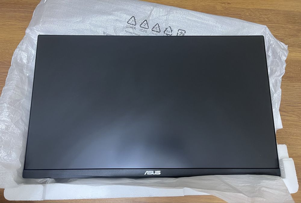 Монитор Asus и клавиатура