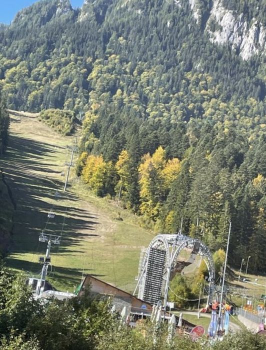 Vând apartament mobilat și utilat complet , lângă Pârtia Kalinderu.