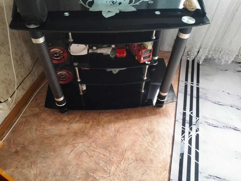 Продам столик стеклянный