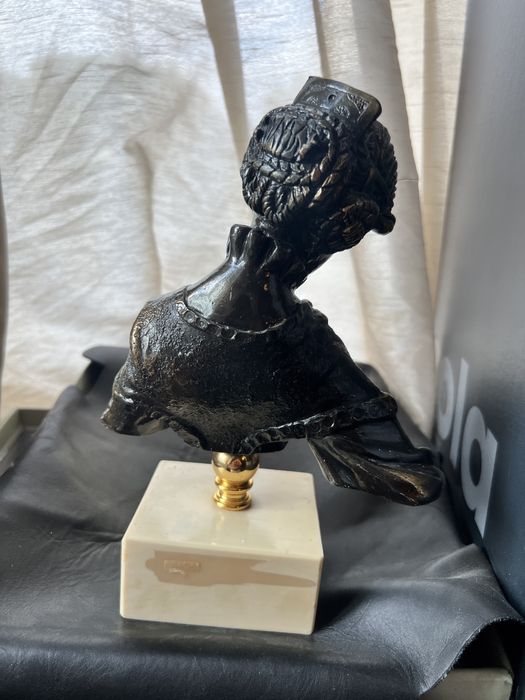 Bust  Antic Victorian feminin din rasina turnat model Madame de vara s