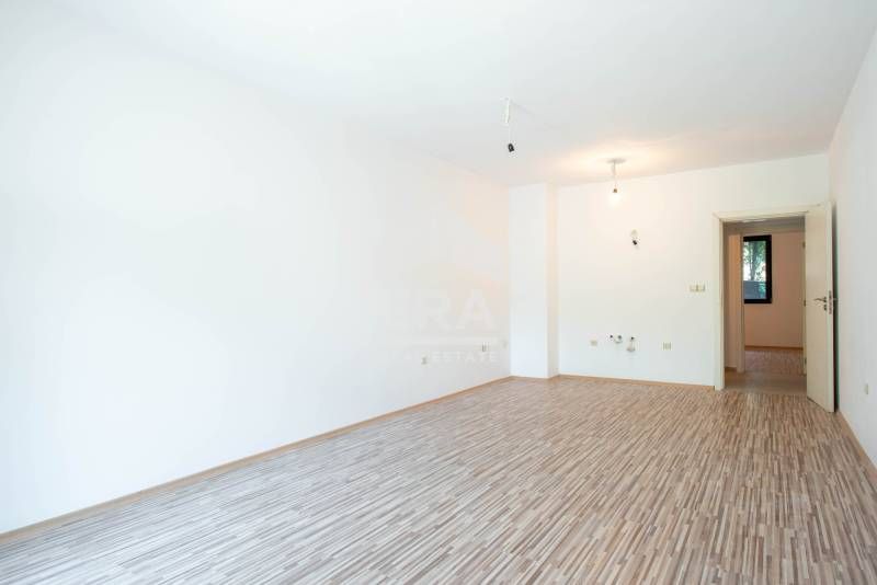 Продава се Тристаен апартамент в Варна, м-т Траката - 90 кв.м за 1956 €/кв.м - Снимка #4