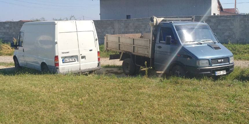 transport marfa moloz nisip piatra materiale crengi frunze vegetale