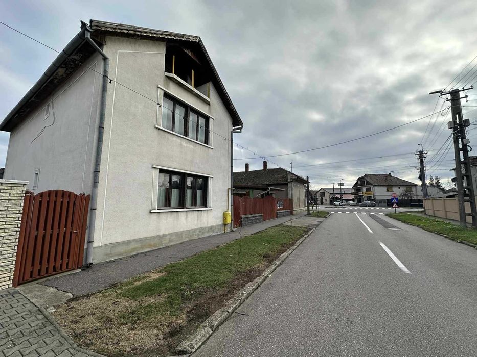 Proprietate de vânzare în Carei: două case,situate pe strada Oborului,