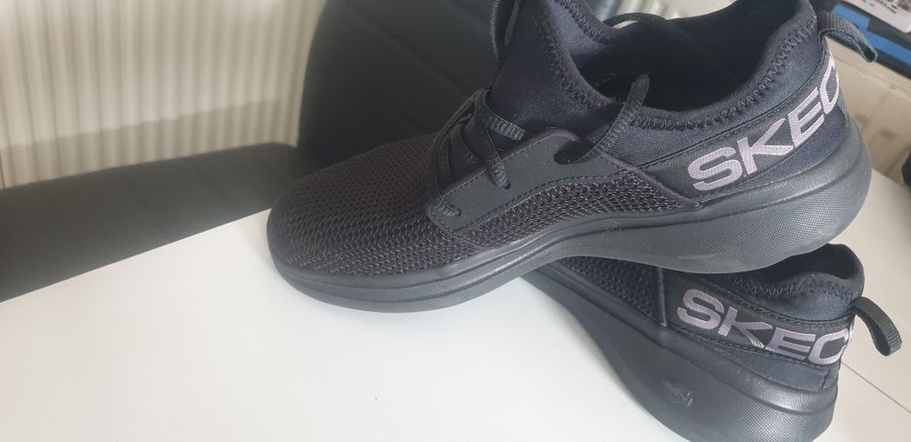 Adidasi negri skechers