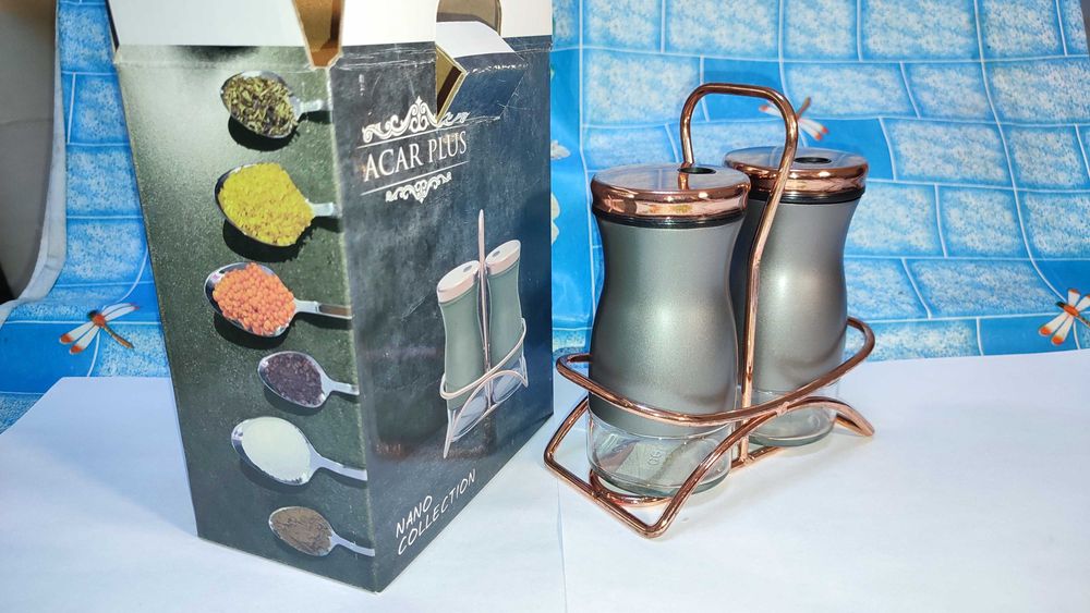 Стильный набор из двух стеклянных солонок и перечниц