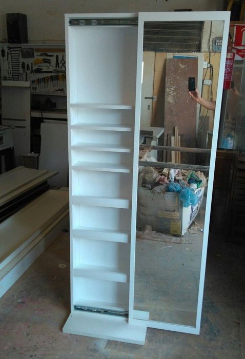 Зеркало шкаф купе с полочками