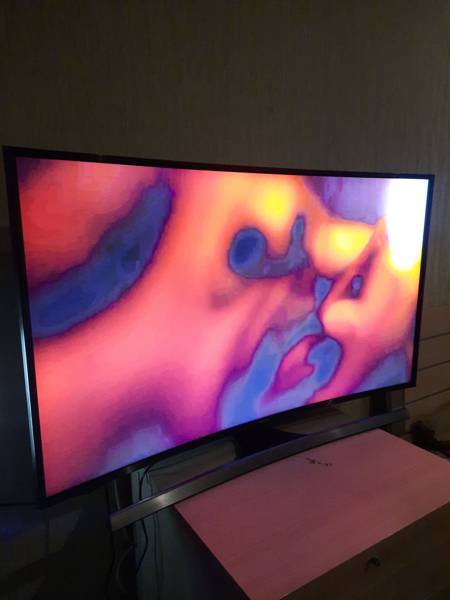 Изогнутый UHD-телевизор мирового бренда SAMSUNG
