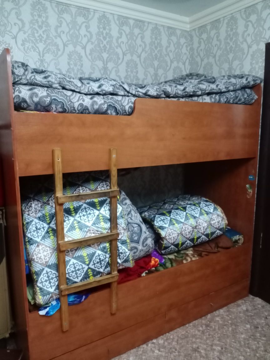 Детская кровать и детские шкафы