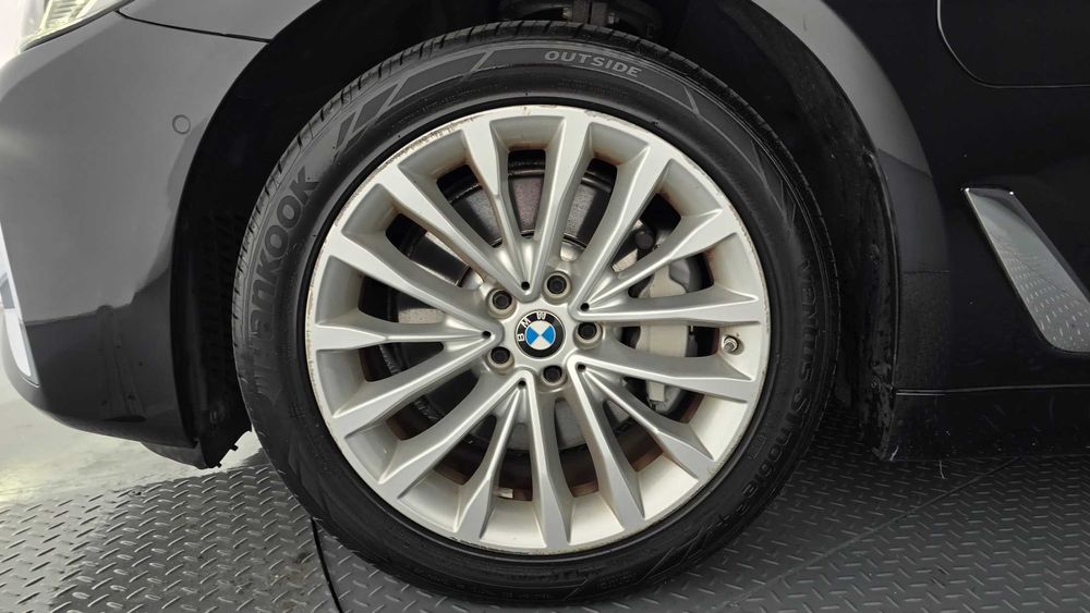 BMW 5-Series 530e Luxury   23