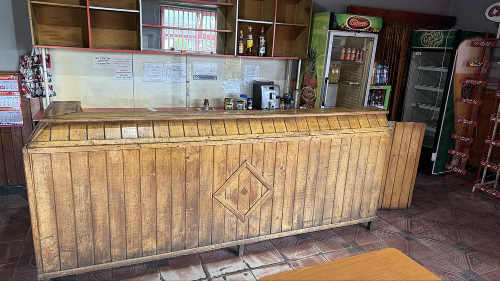Bar de lemn si raft