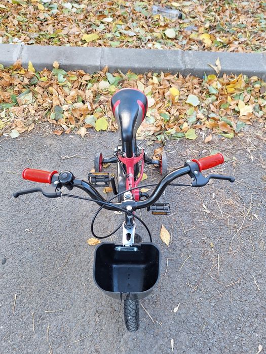 Bicicletă cu roți ajutătoare