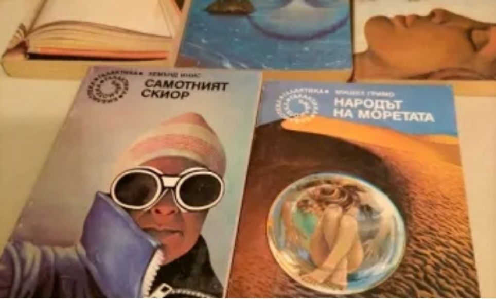 Книги с различна тематика и цени.