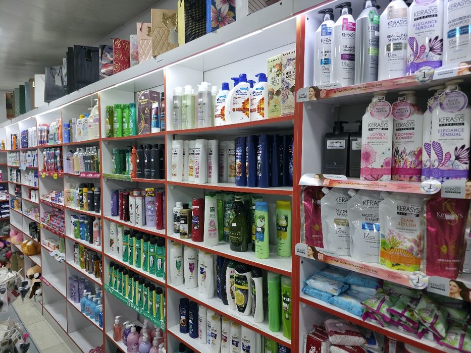 Stilyaj polka vitrina magazin uchun