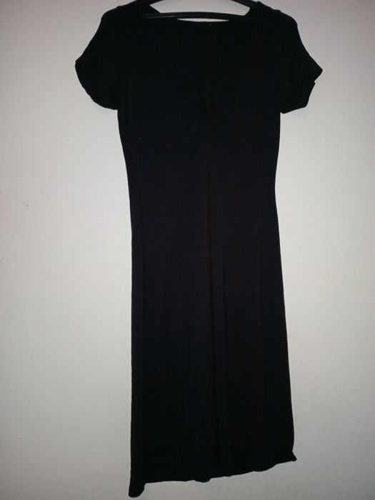 Rochie midi din bumbac sau material ușor elastic.