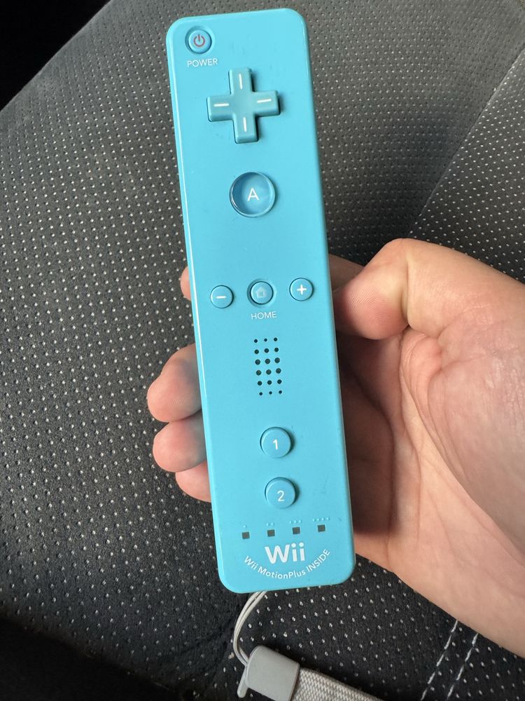 Nintendo Wii Контролер + Оригинален Протектор и предпазна връзка
