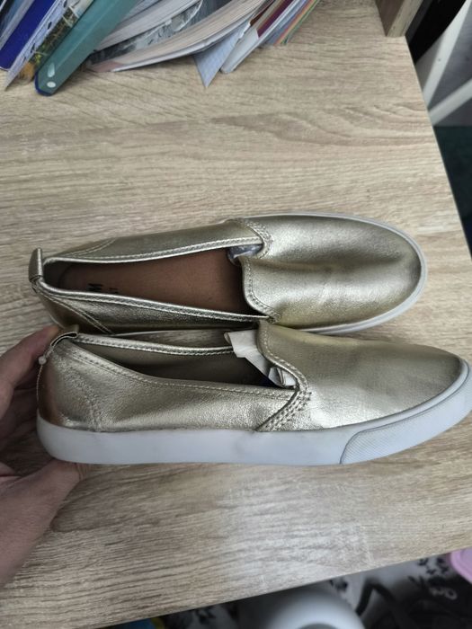 Новые Золотистые слипоны, фирма H&M, размер 37, очень мягкие и удобные