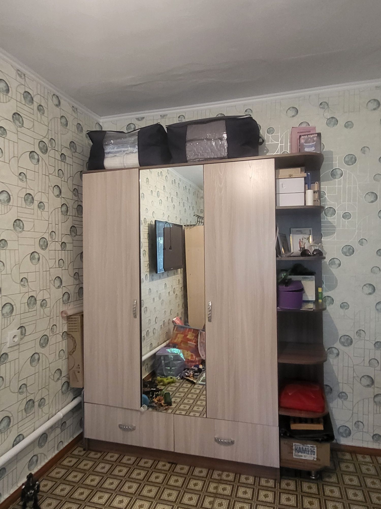 Продам шифонер в отличном качестве.  Очень удобный и вместимый.