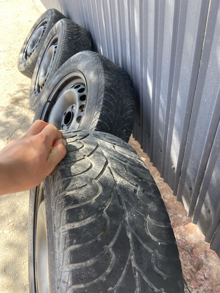 Vând jante 195/65 R15 cu anvelope de iarnă