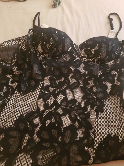 Парти Рокля по тялото с твърда чашка и дантела.