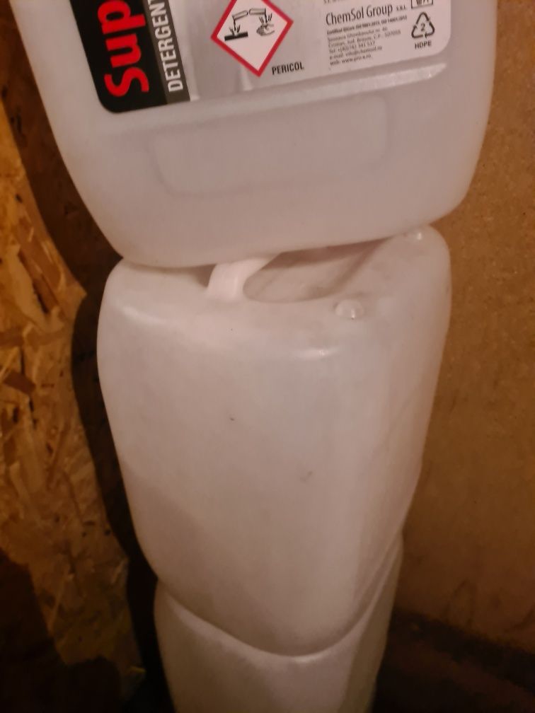 Vand 4 bidoane plastic de 22 kg la 15 lei bucata Timișoara