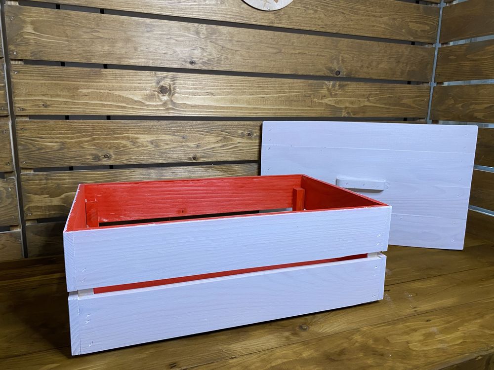 Бяло-червена декоративна дървена щайга с капак