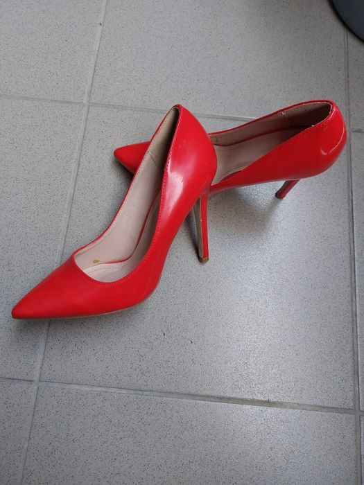 Pantofi roșii,  mărimea 38