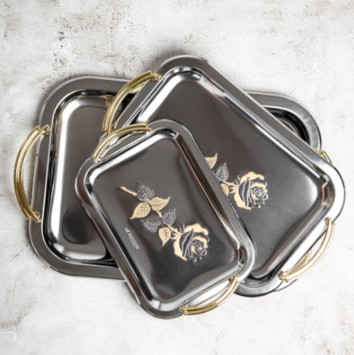 Подноси за сервиране със златна декорация.
Желязо с покритие от хром.