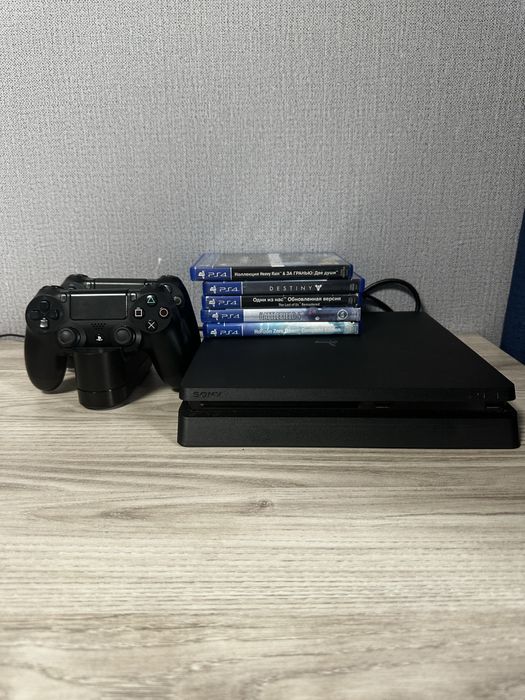 Продам PS4 в хорошем состояние