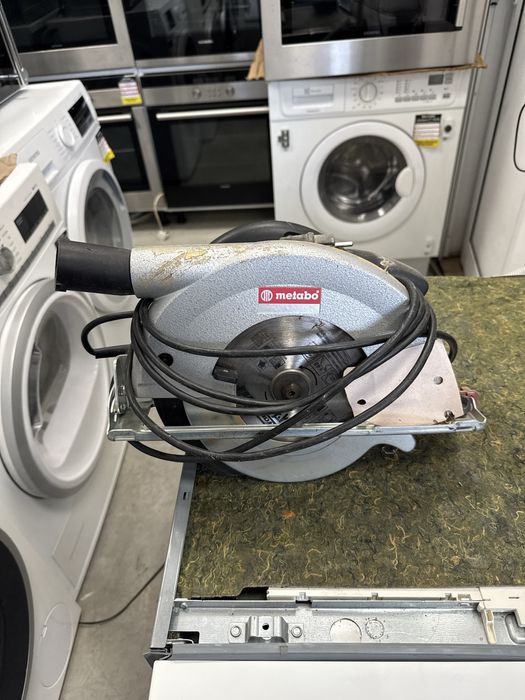 Продавам професионален ръчен циркуляр METABO
