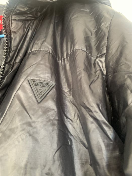 Оригинално яке на guess за 10-12 годишно дете носено е малко и е като
