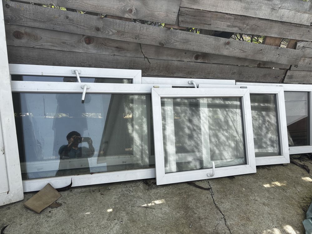 Vand tamplarie PVC cu rulouri pentru fiecare geam