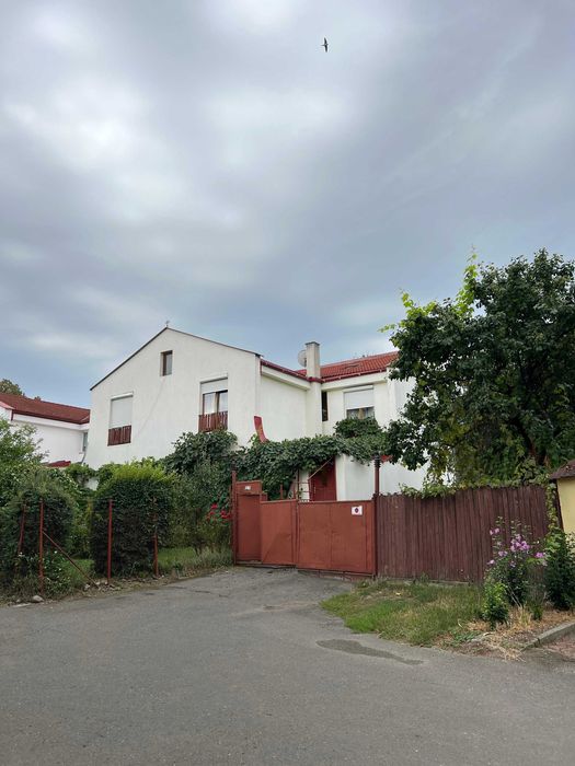 Reghin, ultracentral, apartament 4 camere, in vilă înșiruită