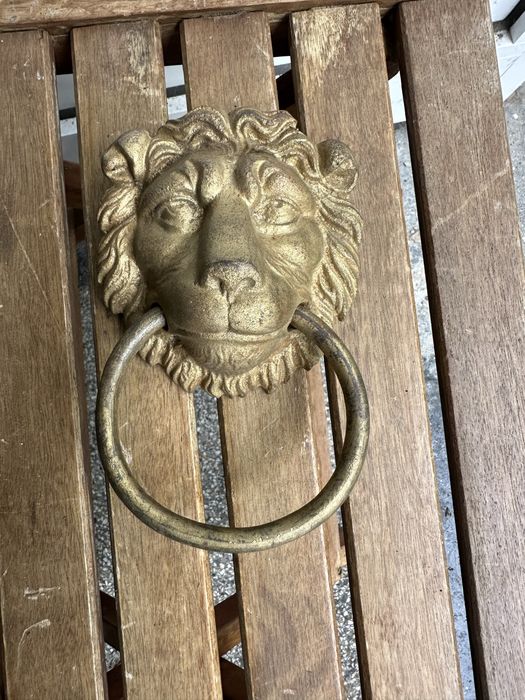 Хлопка за врата.       .