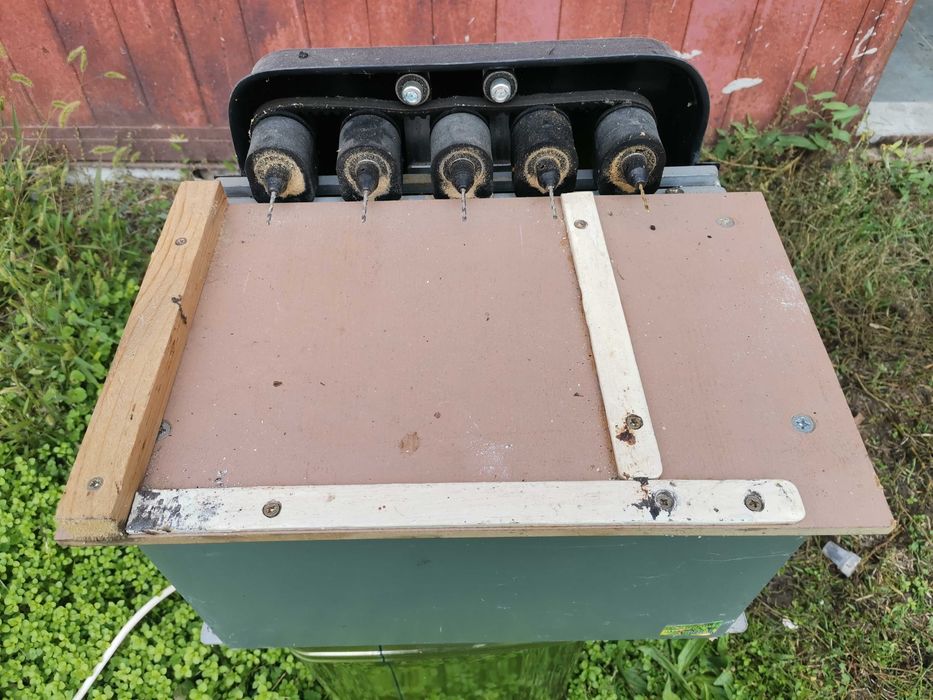 Машина за пробиване на пчелни рамки