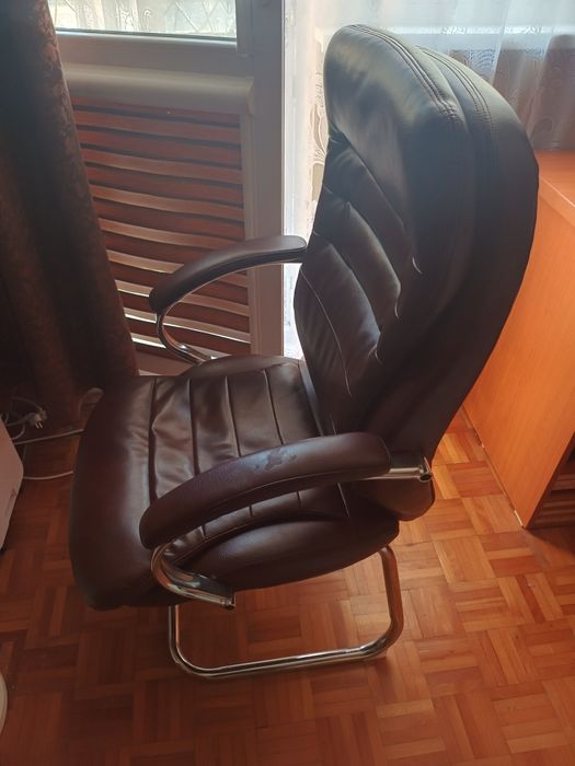 Кожен кафяв офис стол