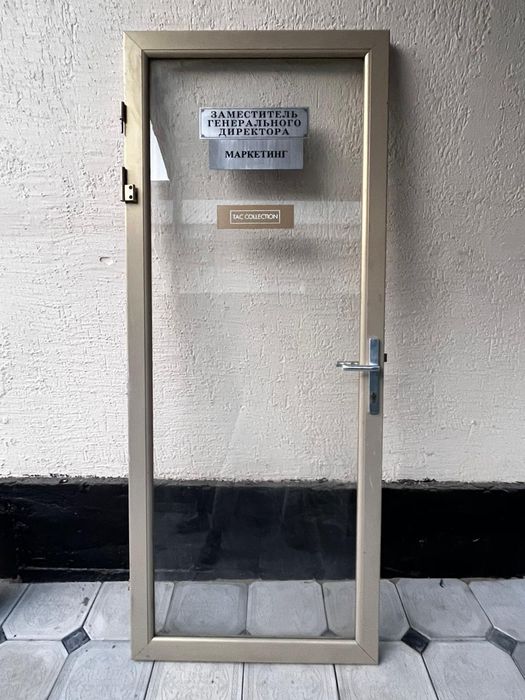 Стеклянная дверь