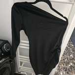Rochie cu un umar gol, asimetrica