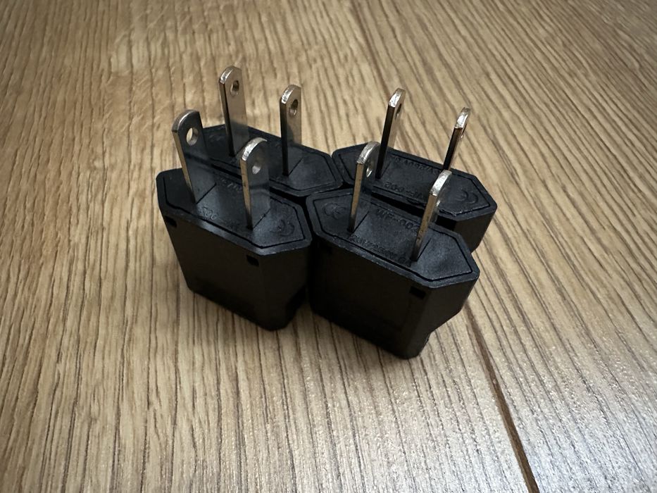Vand 4 adaptoare Priza EU Sua Usa Canada adaptor America Mexic Japonia