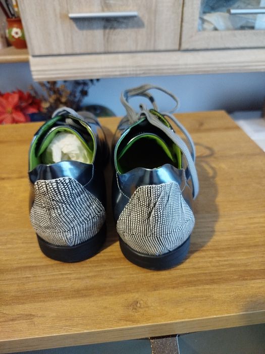 Pantofi din piele naturală lăcuită marca Portugalia