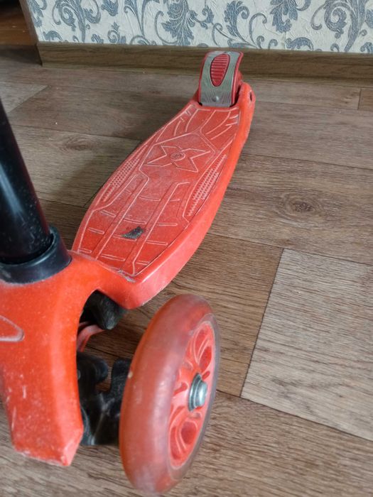 Детский самокат (красный)