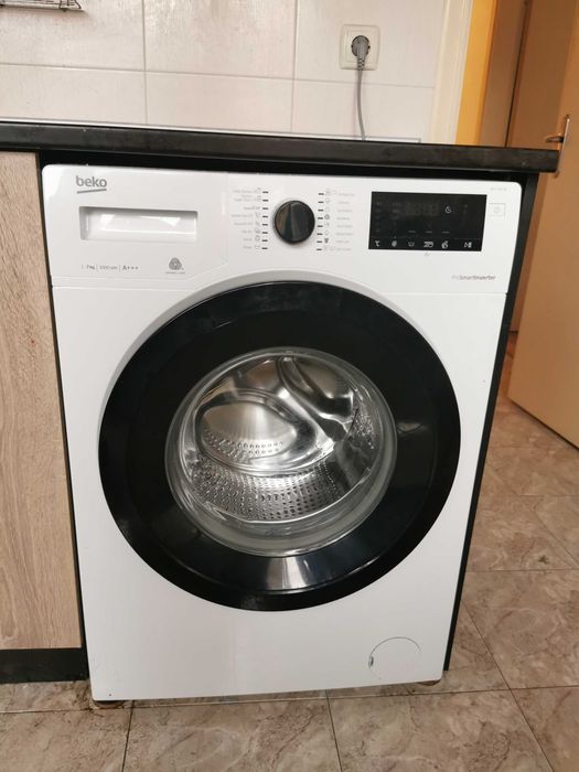 Комплект кухненски шкафове + пералня Beko + хладилник Liebherr