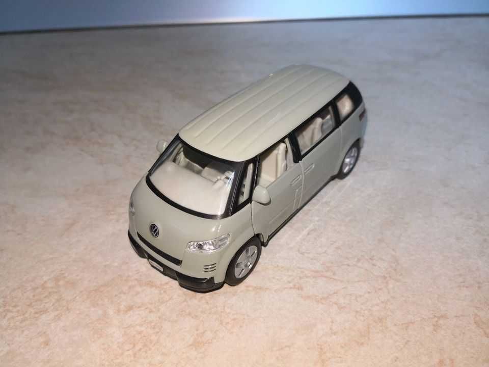 Macheta auto Volkswagen Microbus 2001 scara 1:34 - 1:39 / Welly