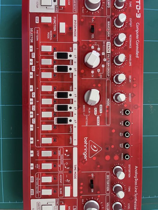 Behringer TD3 синтезатор